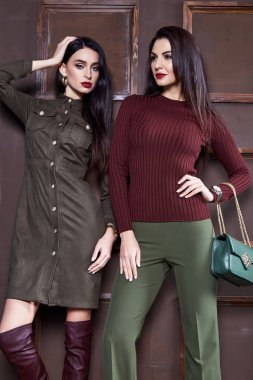 Esmer moda model glamour poz tarihi romantik 