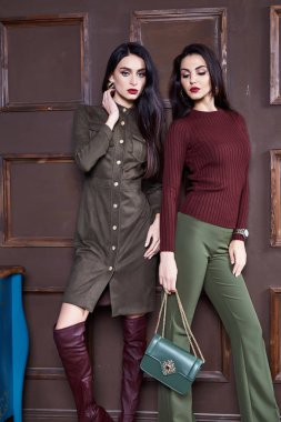 İki seksi esmer işkadını güzel kadın