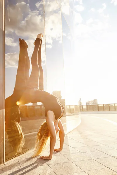 Beautiful sexy blonde young woman physique slender athletic — Stock Photo, Image