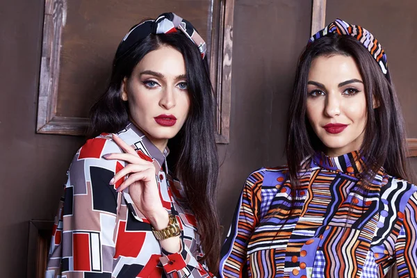 Dwie piękne kobiety Brunetki zużycie moda — Zdjęcie stockowe