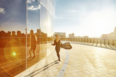 Güzel seksi kadın sarışın jimnastik egzersiz germe 