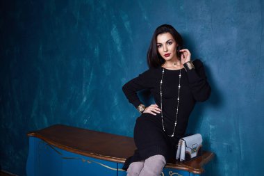 Seksi esmer işkadını güzel Bayan giyimi şık 