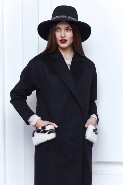 Zakelijke vrouw dragen casual kleding stijl voor herfst winter — Stockfoto
