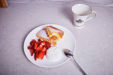 Havuç pasta plaka tatlı taze çilekli dondurma parçası 