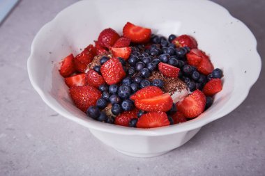 Güzel sulu doğal organik ahududu, böğürtlen, yaban mersini