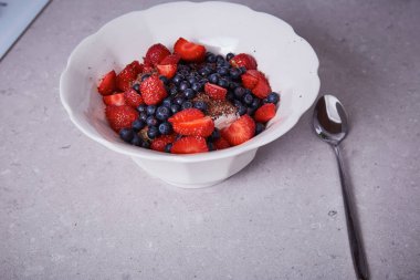 Güzel sulu doğal organik ahududu, böğürtlen, yaban mersini