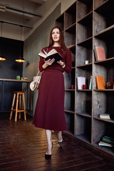 Mulher de negócios senhora desgaste vermelho lã vestido terno estilo de moda — Fotografia de Stock