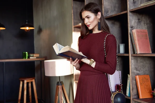 Donna d'affari signora indossare vestito di lana rossa vestito stile moda — Foto Stock