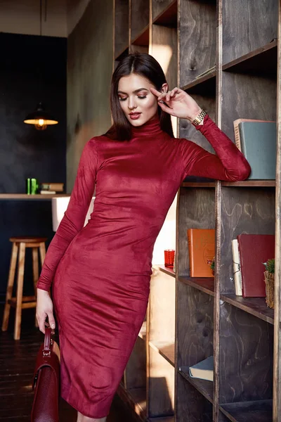 Frau trägt Mode dünnes Kleid schönes Modell Accessoire Tasche — Stockfoto