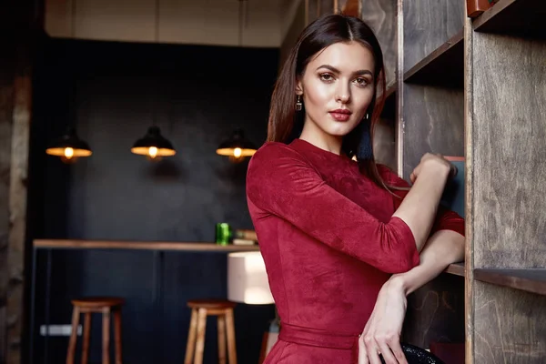 Moda estilo mulher desgaste vermelho magro vestido acessório bonito — Fotografia de Stock