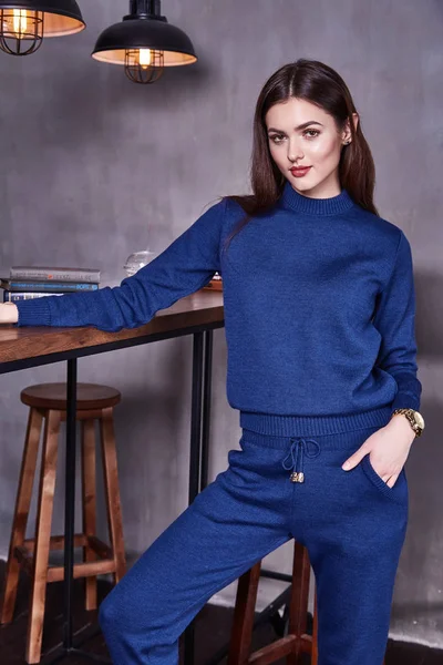 Vrouw slijtage pak casual stijl mode biologische wol kasjmier — Stockfoto