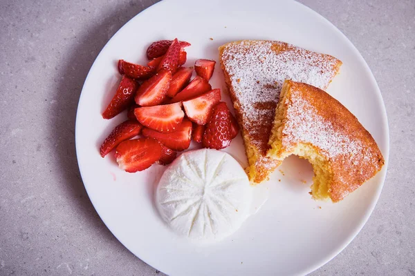 Pedazo de tarta de manzana postre helado de fresa fresca —  Fotos de Stock