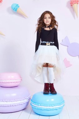 Tatlı küçük bebek kız moda oldukça model koyu sarışın kıvırcık 