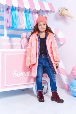 Güzel şirin küçük kız bebek sarı kıvırcık saçlı eğlenceli oyun