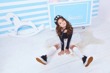Tatlı küçük bebek kız moda oldukça model koyu sarışın kıvırcık