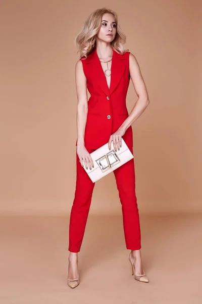 Schöne sexy hübsche Mädchen tragen rote Seidenanzug Jacke und Hose s — Stockfoto