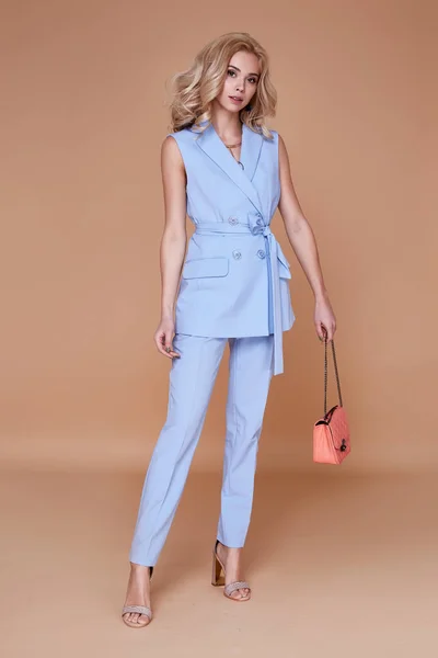 Mooie sexy mooi meisje slijtage blauwe pak jas en broek skinn — Stockfoto