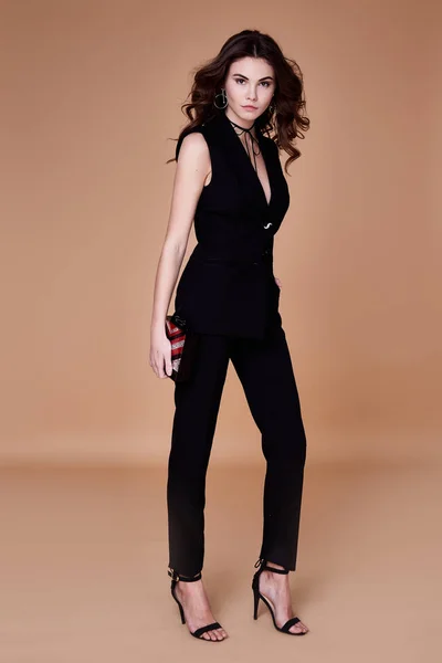 Hermosa chica bonita sexy usar chaqueta traje negro y pantalones — Foto de Stock