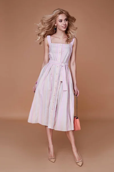 뷰티 여자 모델 착용 세련 된 디자인 트렌드 의류 면 드레 — 스톡 사진
