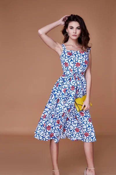 Piękna kobieta model nosić stylowe wzornictwo trend niebieski odzież cotto — Zdjęcie stockowe