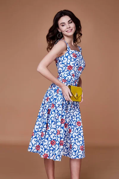 Piękna kobieta model nosić stylowe wzornictwo trend niebieski odzież cotto — Zdjęcie stockowe