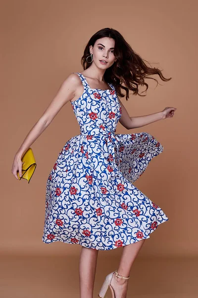 Beleza mulher modelo desgaste elegante design tendência roupas azul cotto — Fotografia de Stock