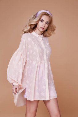 Doğal mak ile uzun sarı saçlı güzel genç seksi kız