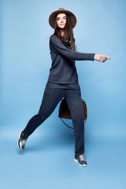 Güzel seksi güzel kadın uzun sarı kıvırcık saçlı aşınma Merinos wo