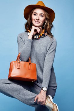 Güzel kadın uzun sarı kıvırcık saçlı aşınma kaşmir yün uygun kn