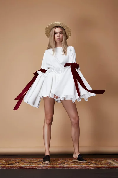 Beautiful sexy woman blond wear fashion clothes straw hat short — Stock Photo, Image