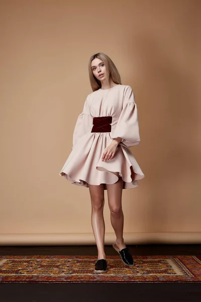 Mode modell pose fore katalog sommar kollektion designer trasa — Stockfoto