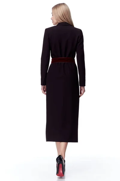 Sexig Söt mode modell blont hår kvinna bära svart lång klänning — Stockfoto