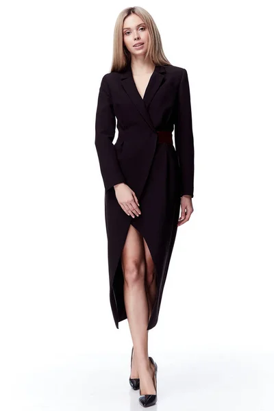 Sexig Söt mode modell blont hår kvinna bära svart lång klänning — Stockfoto