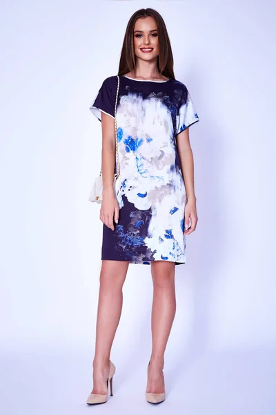 뷰티 여자 모델 착용 세련 된 디자인 트렌드 의류 드레스 casu — 스톡 사진