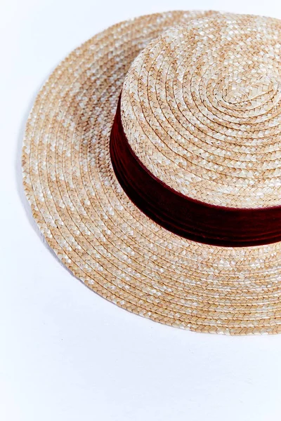 Ψάθινο καπέλο φως άχυρο με βελούδινη κορδέλα όμορφο κομψό παγίων — Φωτογραφία Αρχείου