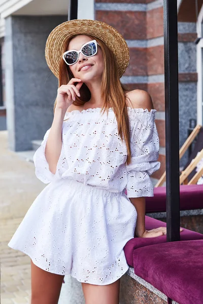 Sexy elegante mulher desgaste branco algodão vestido terno bonito rosto summ — Fotografia de Stock