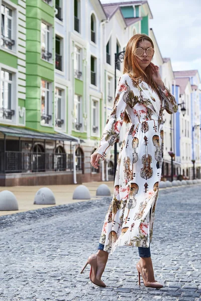 Женщина ходить по улице стиль моды случайный элегантный высокий — стоковое фото