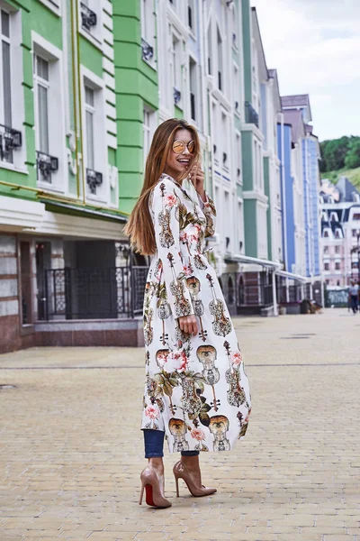 Mujer caminar en la calle estilo ciudad moda casual elegante alta — Foto de Stock