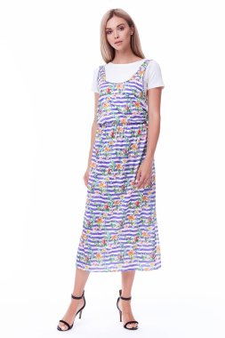 Seksi güzel moda model sarı saçlı kadın giyim kısa beyaz dres