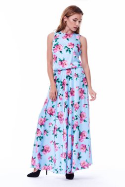 Oldukça seksi Bayan moda model sarı saçlı giyim uzun ipek elbise o