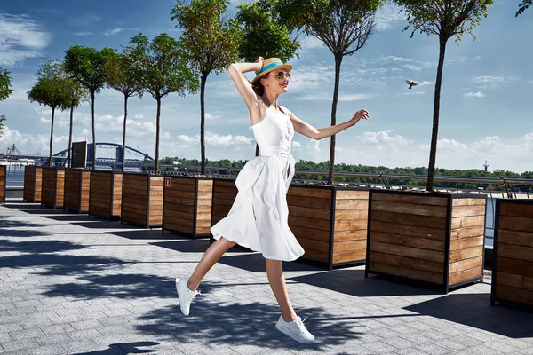 Beyaz pamuklu sarafan güzel genç seksi esmer kadın giyinmiş