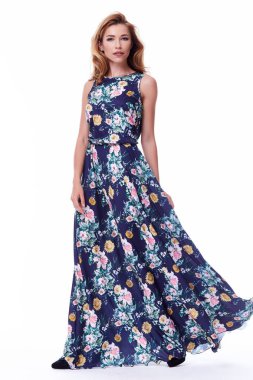 Oldukça seksi Bayan moda model sarı saçlı giyim uzun ipek elbise o