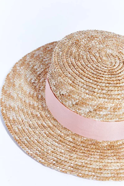 Ψάθινο καπέλο φως άχυρο με βελούδινη κορδέλα όμορφο κομψό παγίων — Φωτογραφία Αρχείου