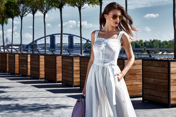 Красива жінка ходить на вулиці квадратний одяг модний стиль плаття — стокове фото