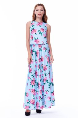 Oldukça seksi Bayan moda model sarı saçlı giyim uzun ipek elbise o