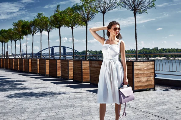 Hermosa mujer caminar en la plaza de la calle desgaste moda estilo clo — Foto de Stock