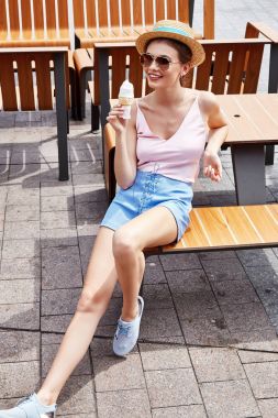 Güzel moda modeli esmer kadın yaz ruh rahat collec