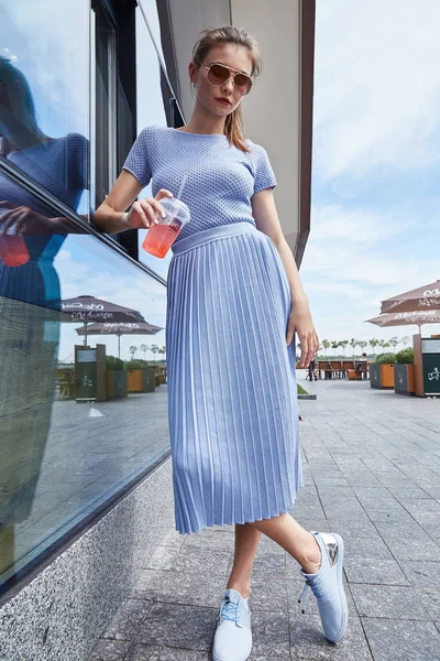 Morena sexy mulher moda estilo rua olhar elegante andar café — Fotografia de Stock