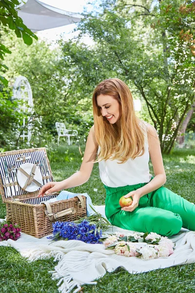 Güzel seksi sarışın kadın mutlu yaşam tarzı gülümseme, hafta sonu f