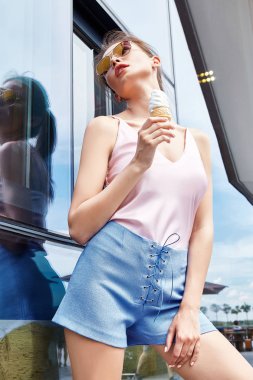 Güzel seksi kadın yemek dondurma giyim moda stil ipek en iyi t